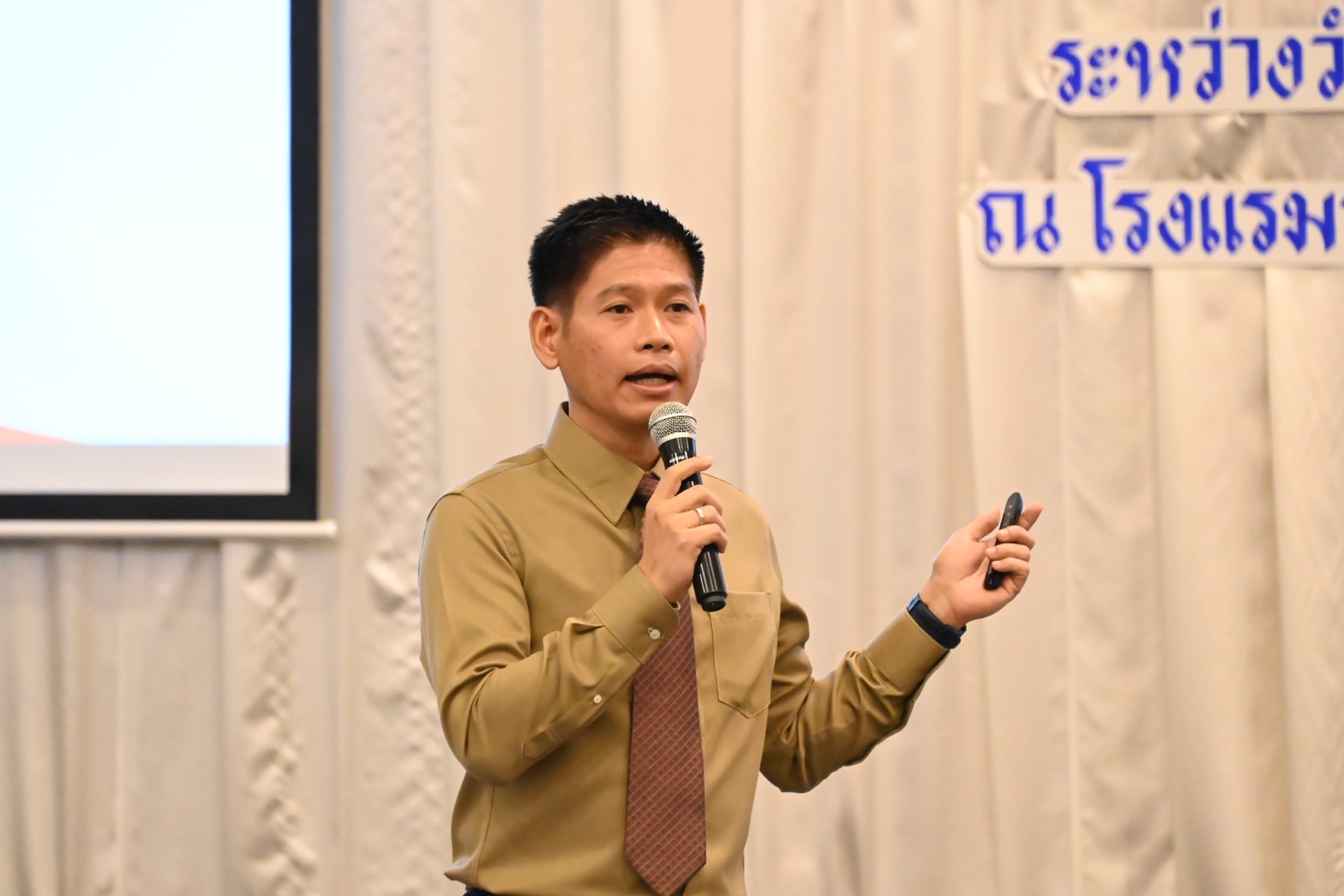 กรมบังคับคดีจัดอบรมให้ความรู้การบังคับคดีล้มละลาย และการฟื้นฟูกิจการของลูกหนี้ กับผู้ประกอบการ SMEs และประชาชน